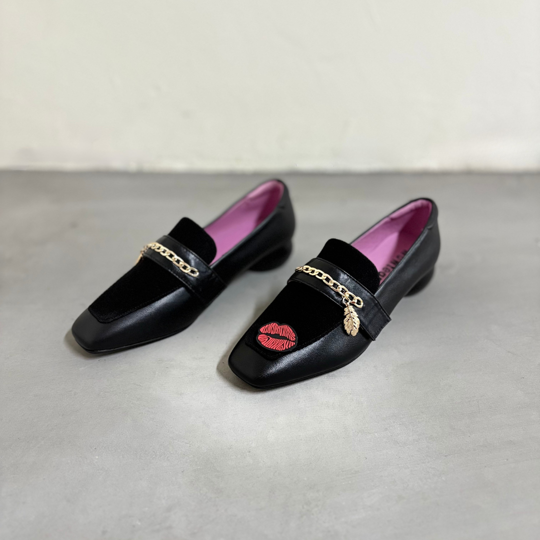 MANAGING Stick-On Shoe Set